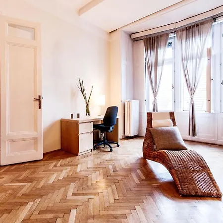 The Fashion Street Apartment *